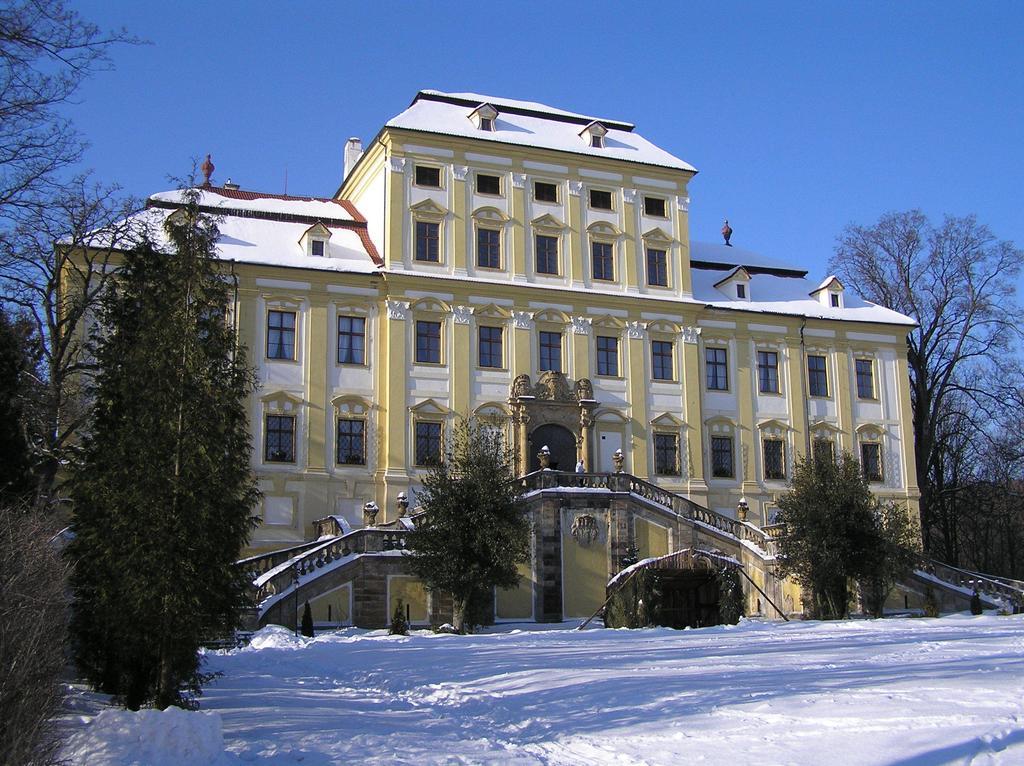 Zamek Cerveny Hradek Hotel Jirkov Exterior photo